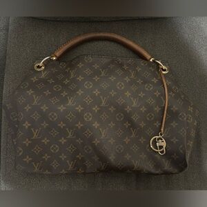 Authentic Louis Vuitton Artsy MM
